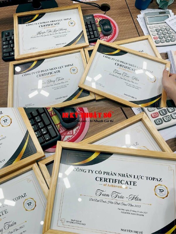 In bằng khen công ty vinh danh Team đã đạt thành tích tốt của năm, lồng sẵn khung gỗ mặt kính - INKTS1132