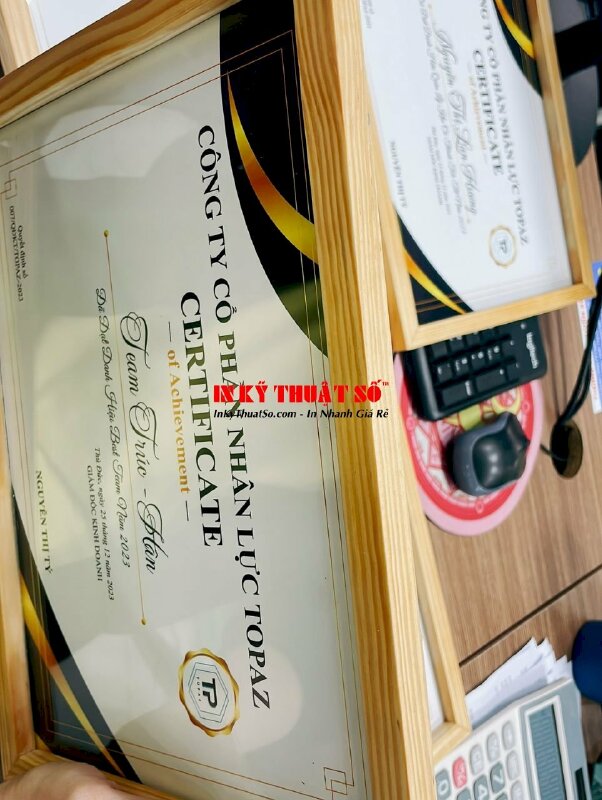 In bằng khen công ty vinh danh Team đã đạt thành tích tốt của năm, lồng sẵn khung gỗ mặt kính - INKTS1132