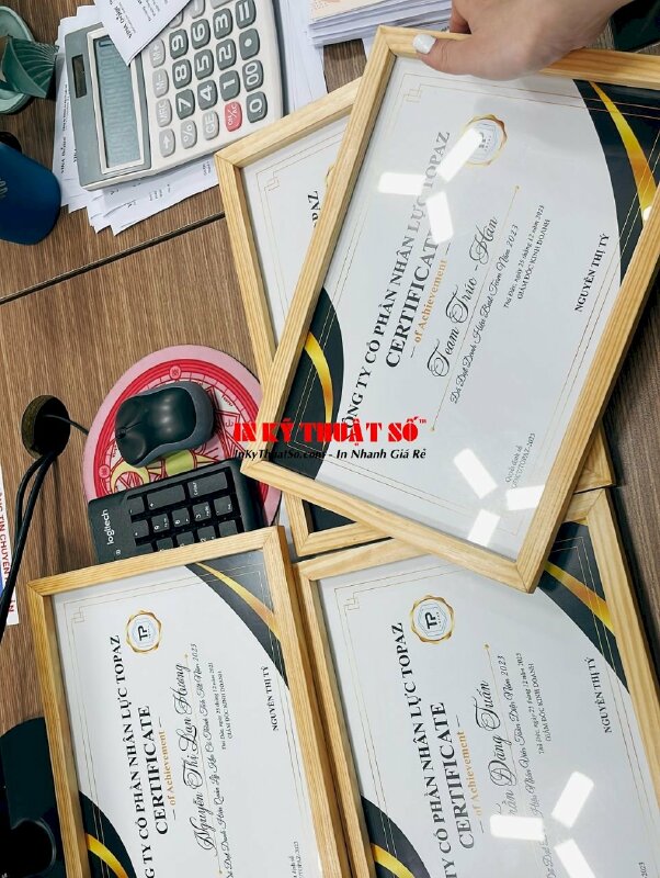 In bằng khen công ty vinh danh Team đã đạt thành tích tốt của năm, lồng sẵn khung gỗ mặt kính - INKTS1132