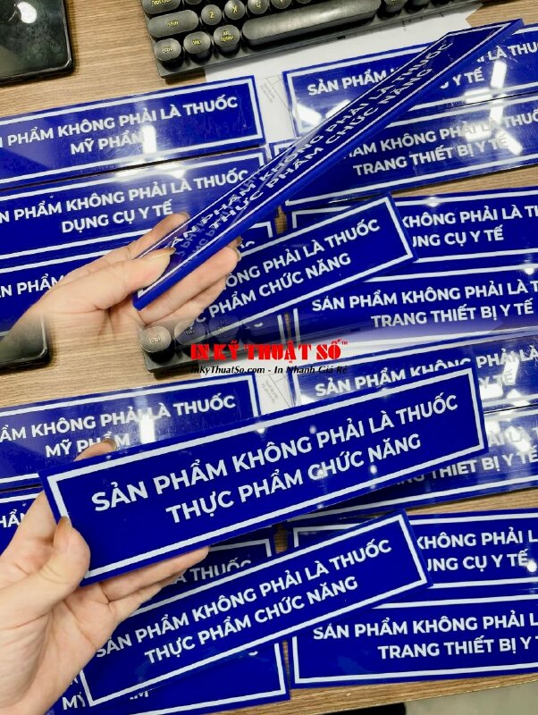 In bảng tên kệ tủ nhà thuốc Sản phẩm không phải là... , in UV thuận Mica xanh 5li cắt hình chữ nhật - INKTS3345