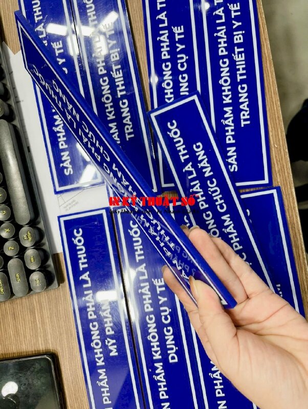In bảng tên kệ tủ nhà thuốc Sản phẩm không phải là... , in UV thuận Mica xanh 5li cắt hình chữ nhật - INKTS3345