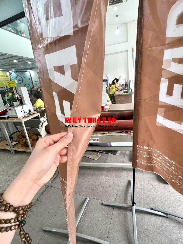 In cờ cánh buồm logo công ty đào tạo kỹ năng, in vải silk cờ phướn lưỡi liềm - INKTS1183