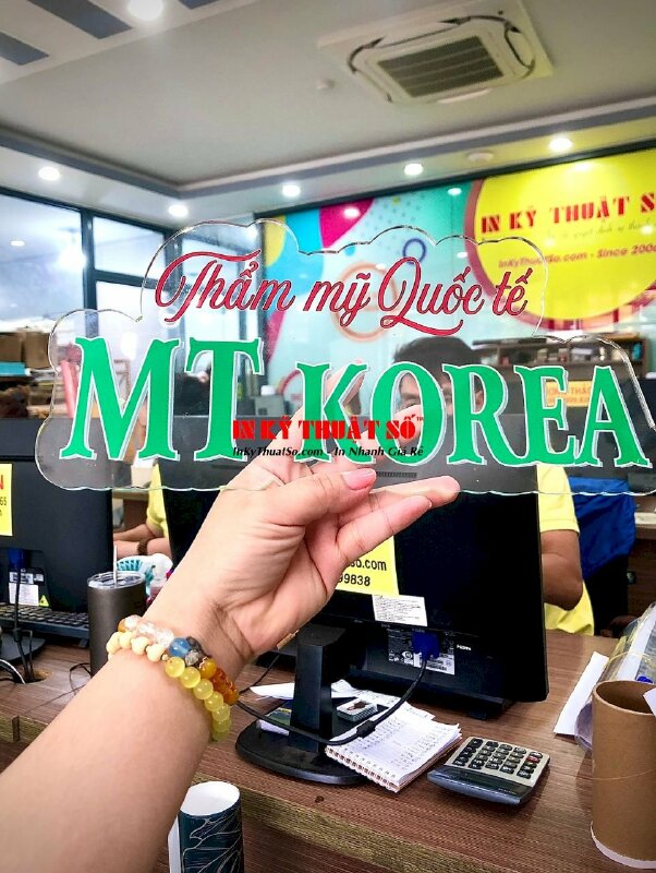 In Hashtag cầm tay chụp hình quảng cáo Thẩm mỹ viện - INKTS428