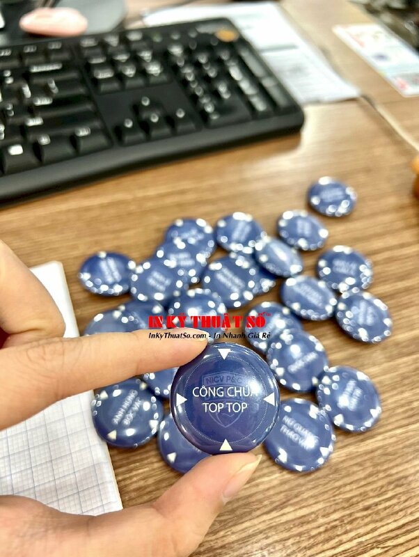 In huy hiệu nhựa cài áo, huy hiệu slogan tròn - INKTS1036