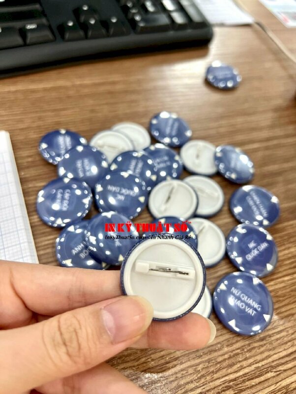 In huy hiệu nhựa cài áo, huy hiệu slogan tròn - INKTS1036