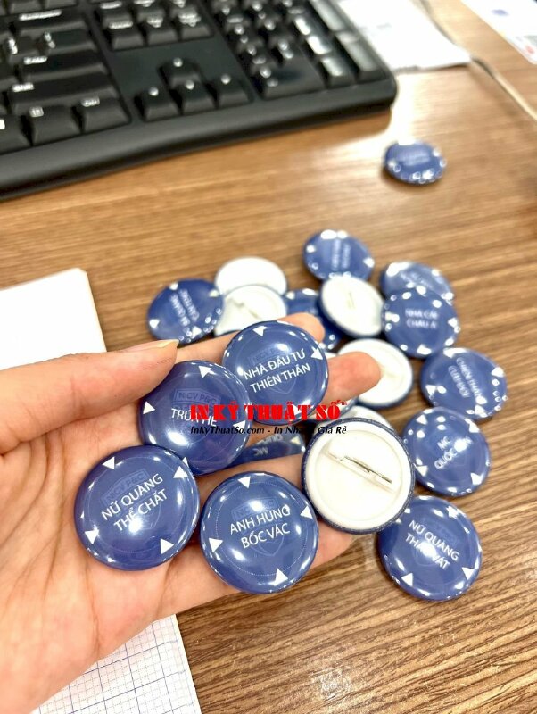In huy hiệu nhựa cài áo, huy hiệu slogan tròn - INKTS1036