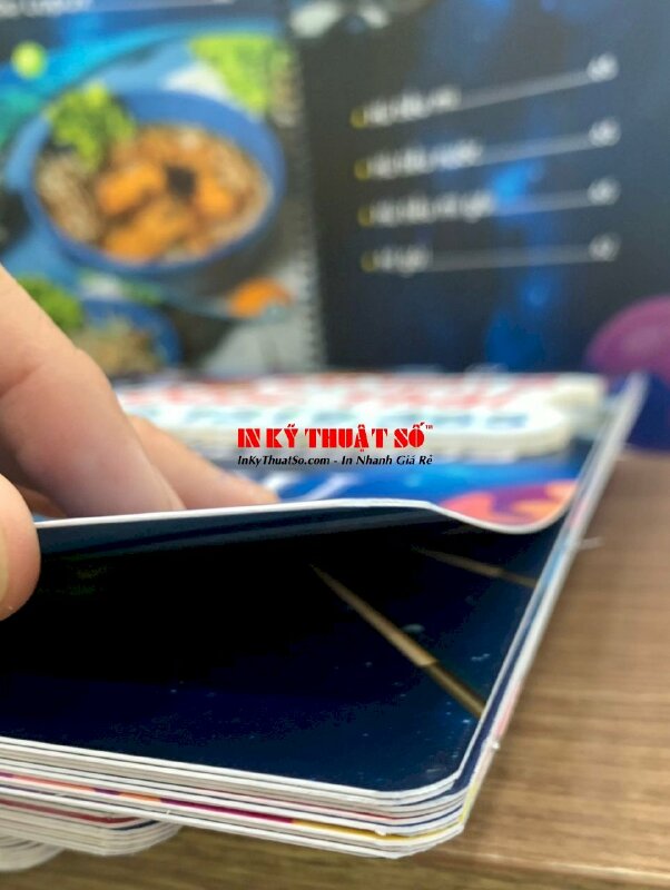 In menu quán Billiards, menu nhựa chống nước, khổ A4 đứng, gáy lò xo dễ dàng lật mở từng trang - INKTS1161
