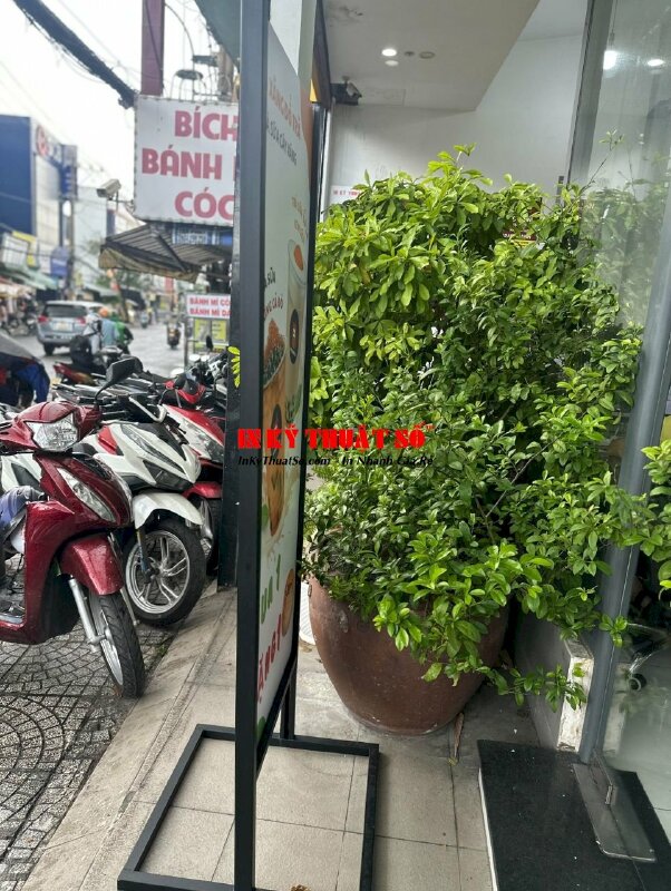 Khung standee sắt in theo yêu cầu, standee chân sắt quán trà sữa - INKTS656