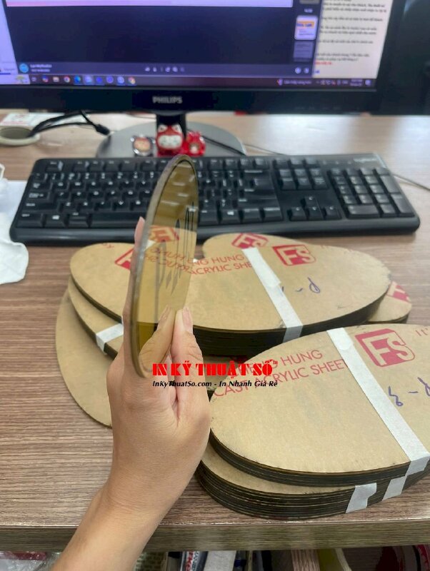 Làm bảng Mica số phòng khách sạn, in Decal nhũ vàng ngược dán lên Mica trong 3li - INKTS3339