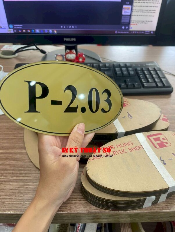 Làm bảng Mica số phòng khách sạn, in Decal nhũ vàng ngược dán lên Mica trong 3li - INKTS3339