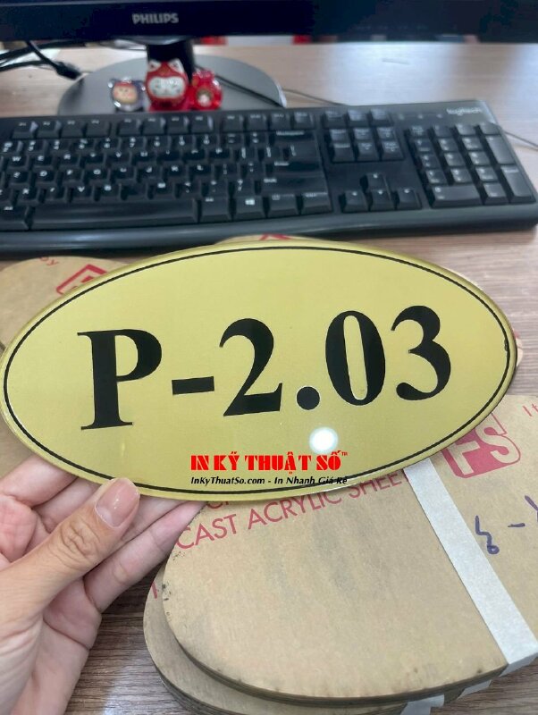 Làm bảng Mica số phòng khách sạn, in Decal nhũ vàng ngược dán lên Mica trong 3li - INKTS3339