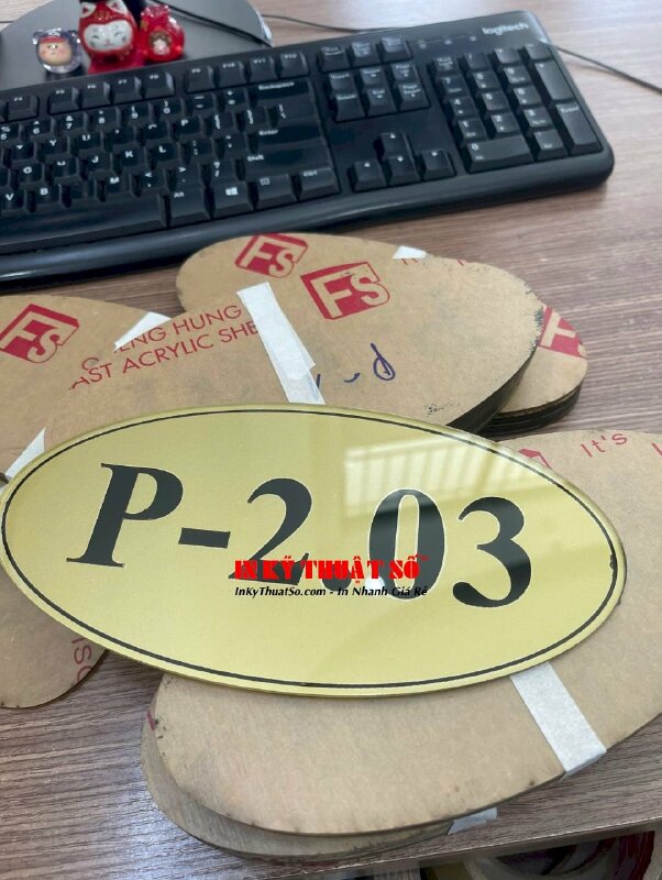 Làm bảng Mica số phòng khách sạn, in Decal nhũ vàng ngược dán lên Mica trong 3li - INKTS3339