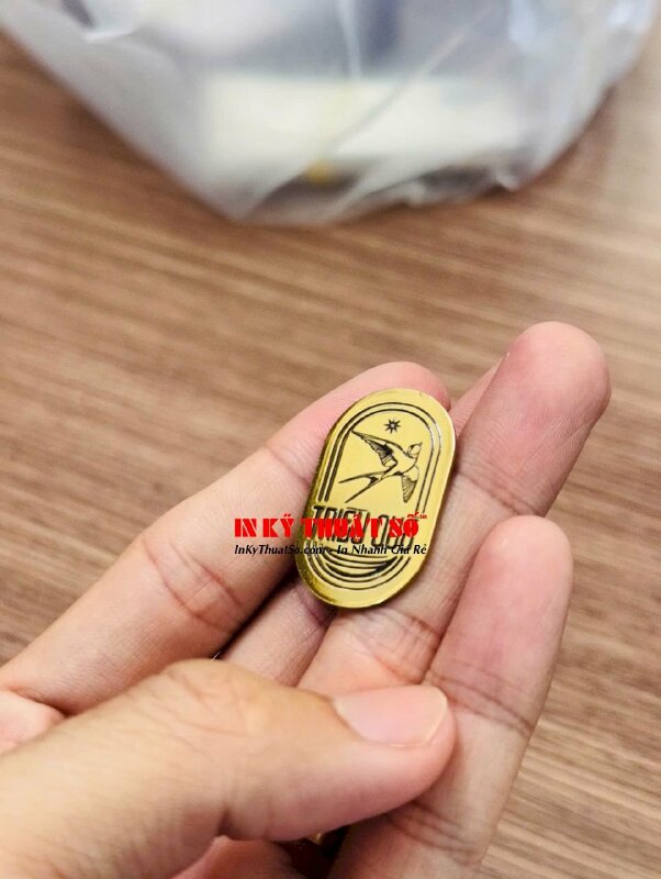 Làm huy hiệu cài áo kim loại mạ vàng gắn kim gài, cắt theo file logo công ty - INKTS3362
