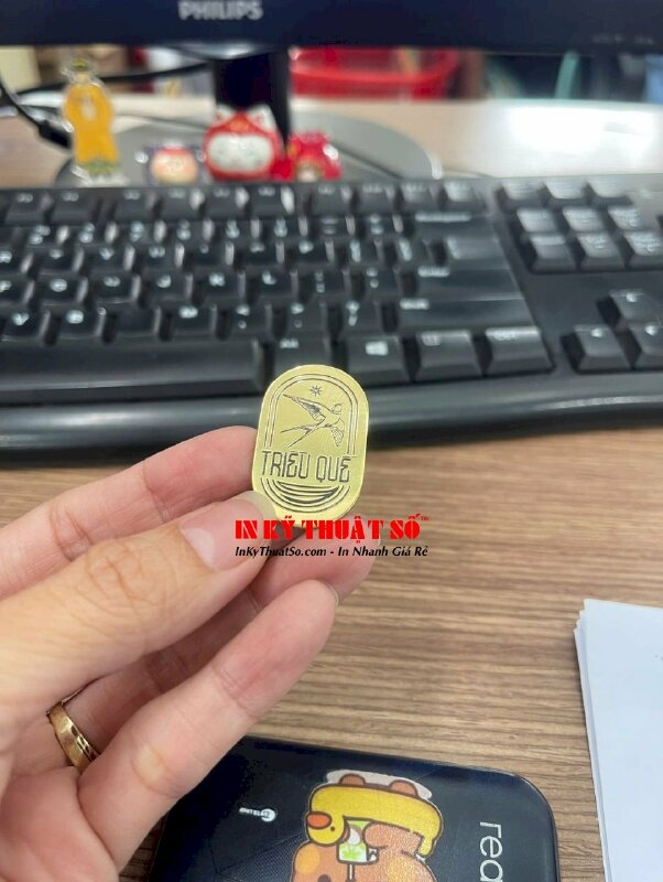 Làm huy hiệu cài áo kim loại mạ vàng gắn kim gài, cắt theo file logo công ty - INKTS3362