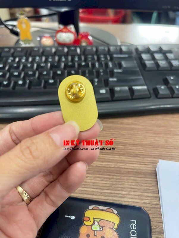 Làm huy hiệu cài áo kim loại mạ vàng gắn kim gài, cắt theo file logo công ty - INKTS3362