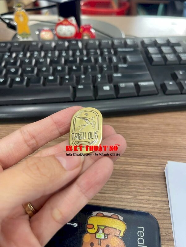 Làm huy hiệu cài áo kim loại mạ vàng gắn kim gài, cắt theo file logo công ty - INKTS3362