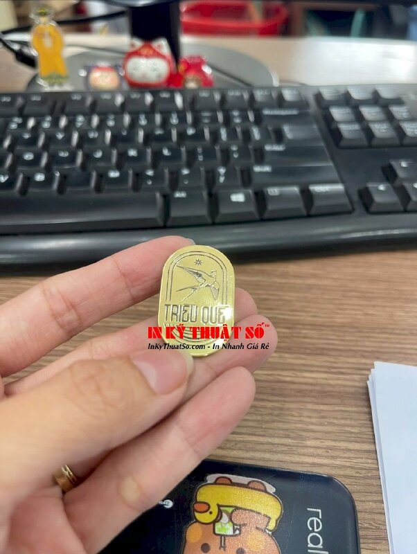 Làm huy hiệu cài áo kim loại mạ vàng gắn kim gài, cắt theo file logo công ty - INKTS3362