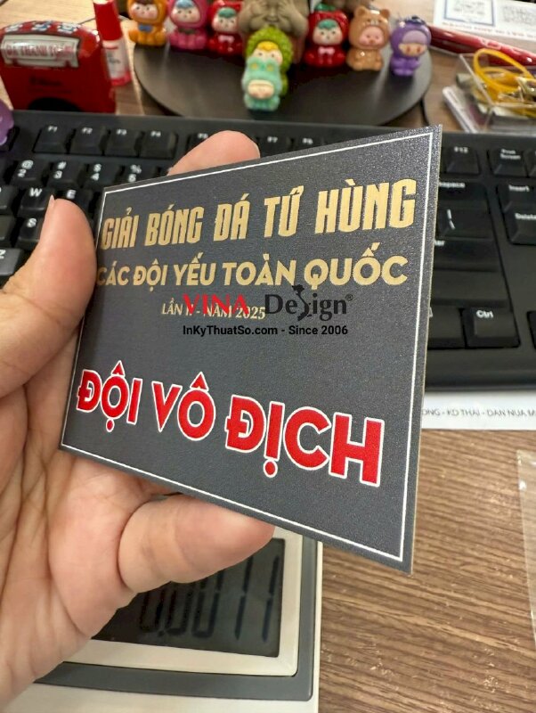 In bảng tên đội vô địch gắn cup trao giải bóng đá, in UV thẻ nhôm mỏng xước vàng - INKTS3440