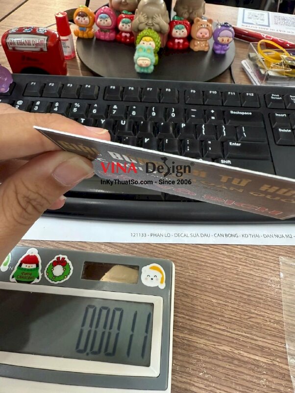 In bảng tên đội vô địch gắn cup trao giải bóng đá, in UV thẻ nhôm mỏng xước vàng - INKTS3440