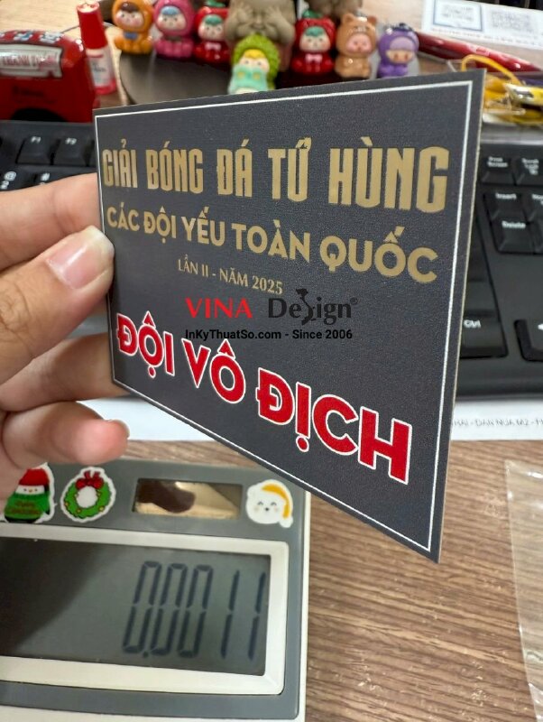 In bảng tên đội vô địch gắn cup trao giải bóng đá, in UV thẻ nhôm mỏng xước vàng - INKTS3440