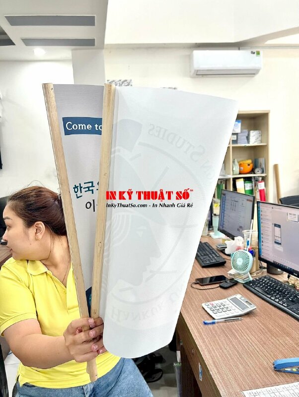 In cờ cầm tay đón du học sinh tại sân bay cho Đại Học Ngoại Ngữ Hankuk - INKTS714