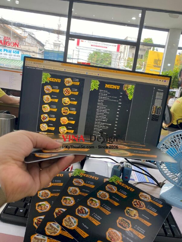 In combo menu đồ ăn, menu thức uống dạng tấm cầm tay bằng nhựa cho quán cafe sân vườn - INKTS902