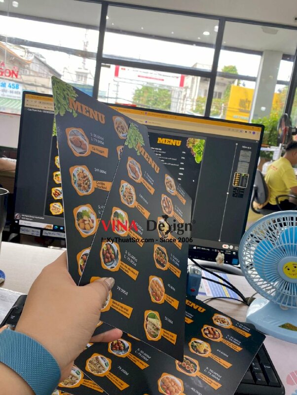 In combo menu đồ ăn, menu thức uống dạng tấm cầm tay bằng nhựa cho quán cafe sân vườn - INKTS902