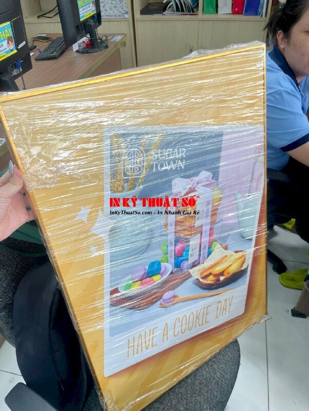 In khung tranh Canvas trang trí tiệm bánh chuẩn vị Âu nguyên bản, khung viền vàng - INKTS3375