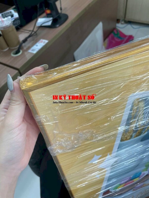 In khung tranh Canvas trang trí tiệm bánh chuẩn vị Âu nguyên bản, khung viền vàng - INKTS3375