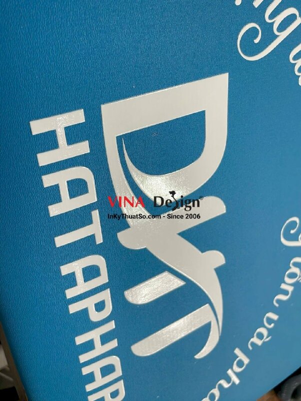 In logo slogan UV DTF dán lên ghế da simili, in UV DTF bóc dán trực tiếp lên simili - INKTS3402