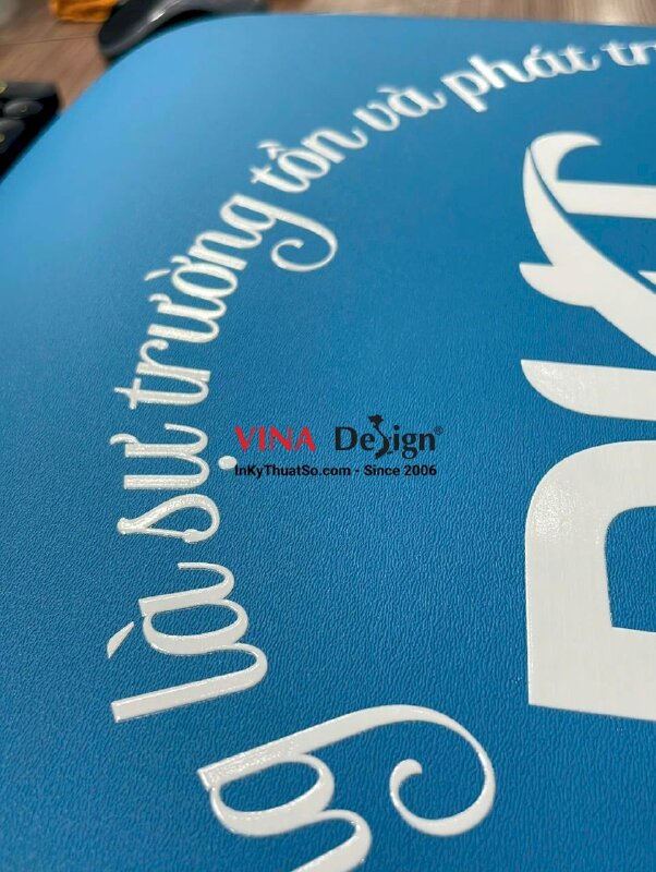 In logo slogan UV DTF dán lên ghế da simili, in UV DTF bóc dán trực tiếp lên simili - INKTS3402