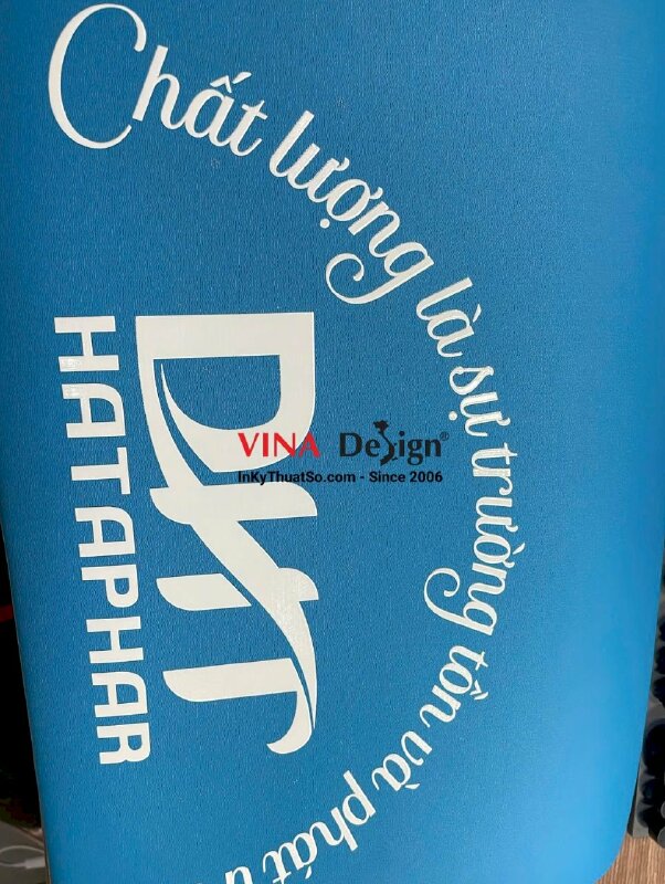 In logo slogan UV DTF dán lên ghế da simili, in UV DTF bóc dán trực tiếp lên simili - INKTS3402