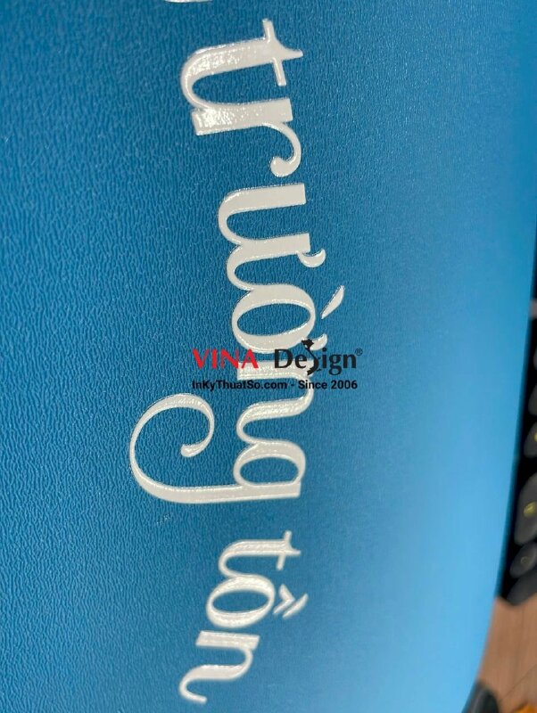 In logo slogan UV DTF dán lên ghế da simili, in UV DTF bóc dán trực tiếp lên simili - INKTS3402