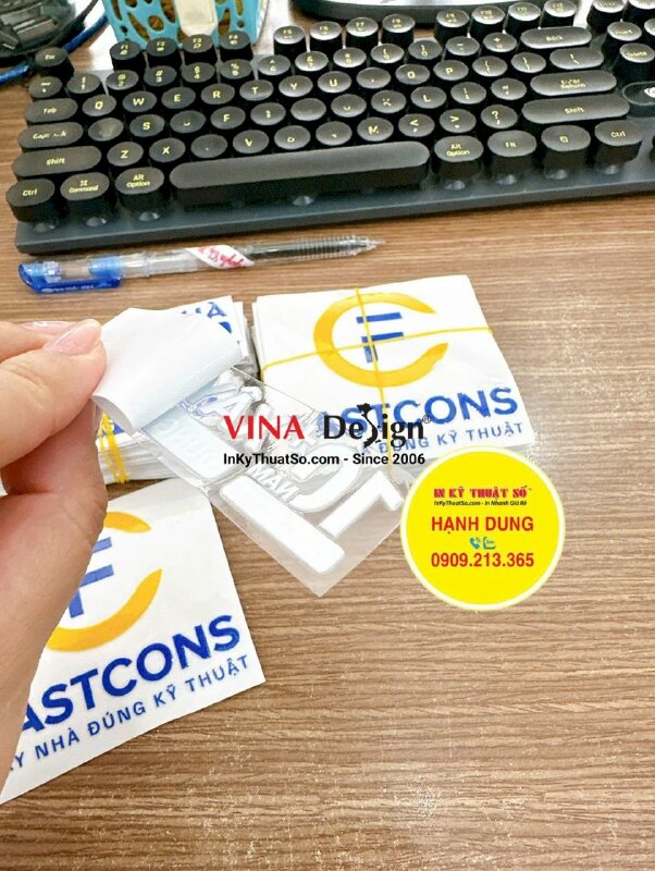 In nhãn slogan UV DTF bóc dán trực tiếp lên mũ bảo hộ lao động - INKTS3423