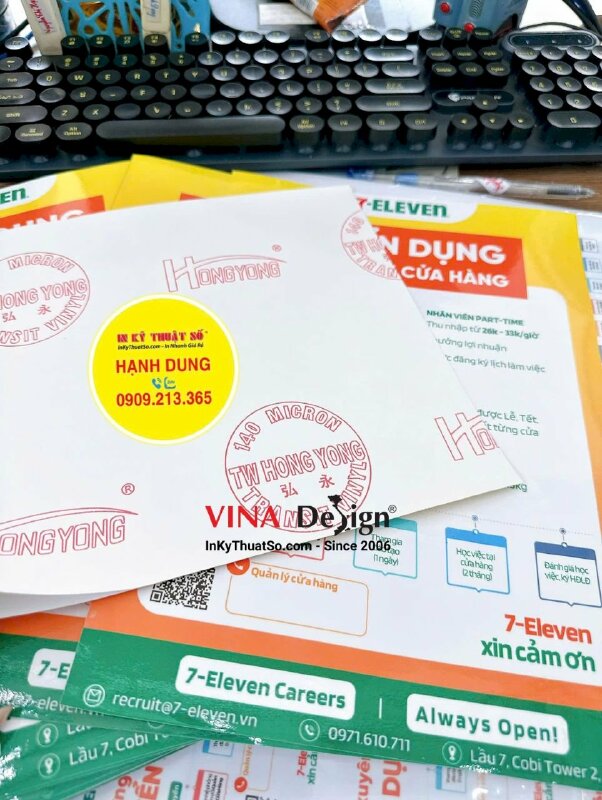 In poster tuyển dụng dán kính cửa hàng tiện lợi, in Decal sữa khổ A4 - INKTS3425