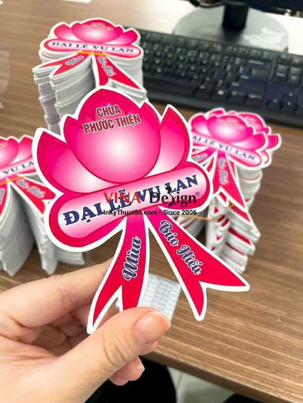 In ruy băng giấy làm hoa cài áo Đại Lễ Vu Lan, tag đuôi nheo cài áo in tên Chùa - INKTS3395