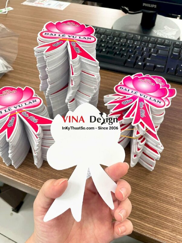 In ruy băng giấy làm hoa cài áo Đại Lễ Vu Lan, tag đuôi nheo cài áo in tên Chùa - INKTS3395