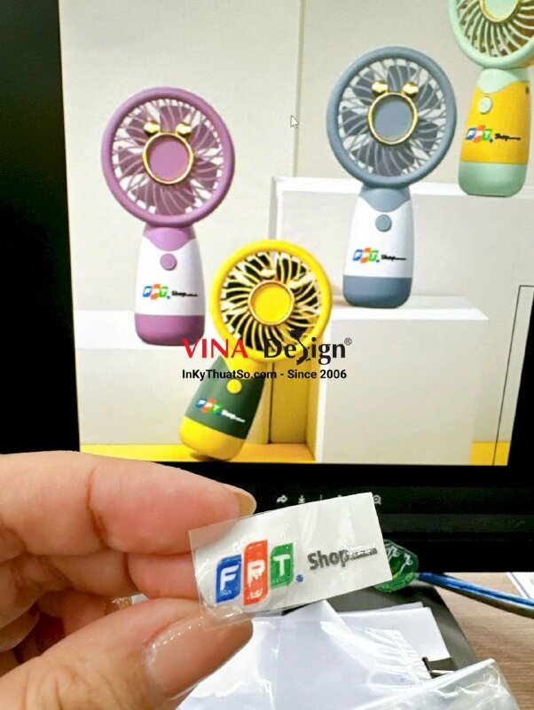 Nhãn UV DTF in logo chuỗi cửa hàng bán lẻ công nghệ dán quà tặng quạt cầm tay tặng khách - INKTS3396