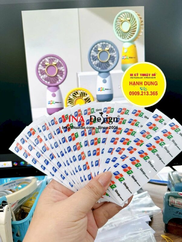 Nhãn UV DTF in logo chuỗi cửa hàng bán lẻ công nghệ dán quà tặng quạt cầm tay tặng khách - INKTS3396