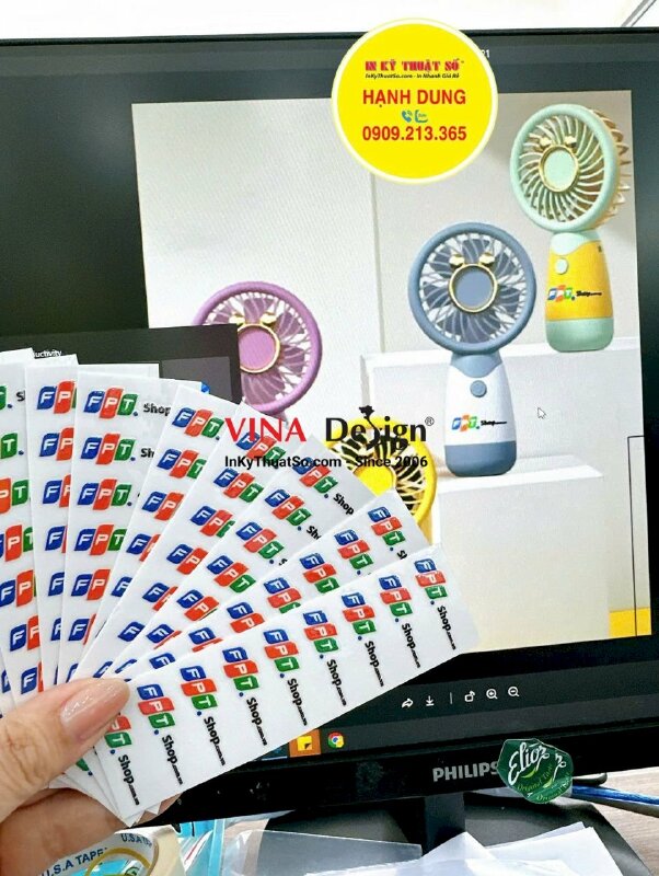 Nhãn UV DTF in logo chuỗi cửa hàng bán lẻ công nghệ dán quà tặng quạt cầm tay tặng khách - INKTS3396