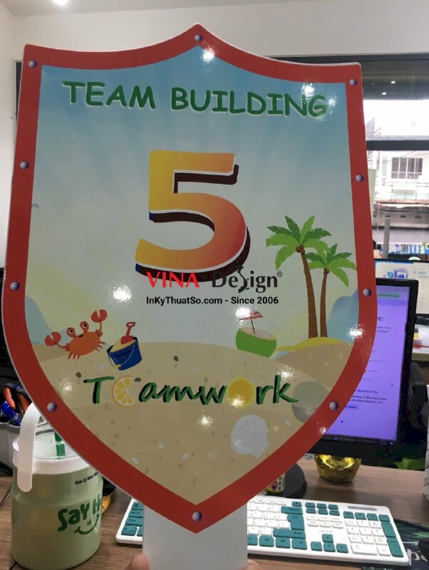 In bảng hashtag cầm tay Team building hình cái khiên - INKTS3475