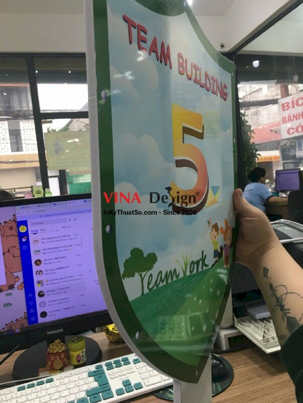 In bảng hashtag cầm tay Team building hình cái khiên - INKTS3475