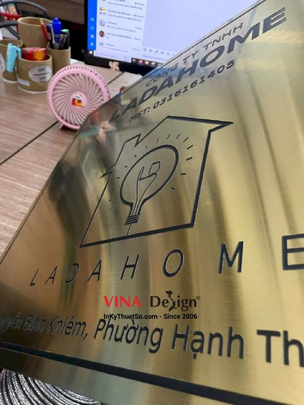 In bảng hiệu công ty nhà máy sản xuất, in UV inox xước màu vàng khắc ăn mòn, đổ màu mực in - INKTS3520