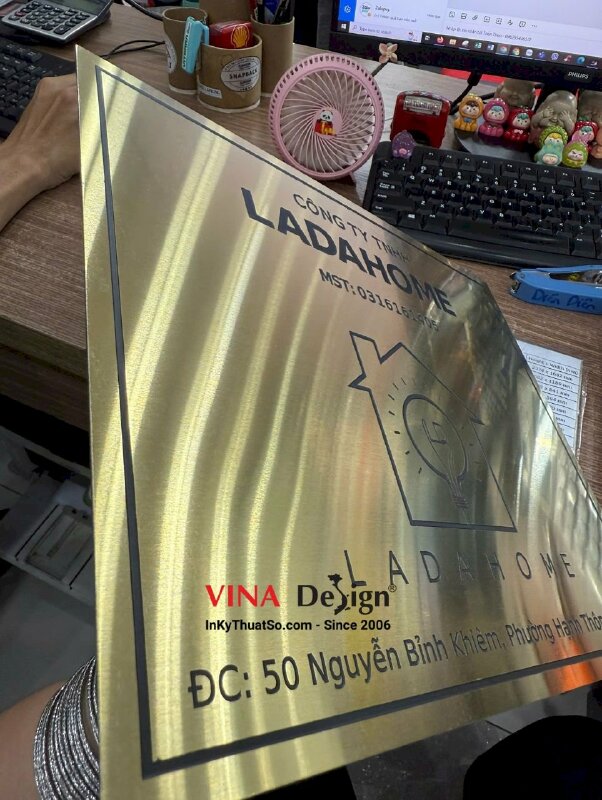 In bảng hiệu công ty nhà máy sản xuất, in UV inox xước màu vàng khắc ăn mòn, đổ màu mực in - INKTS3520