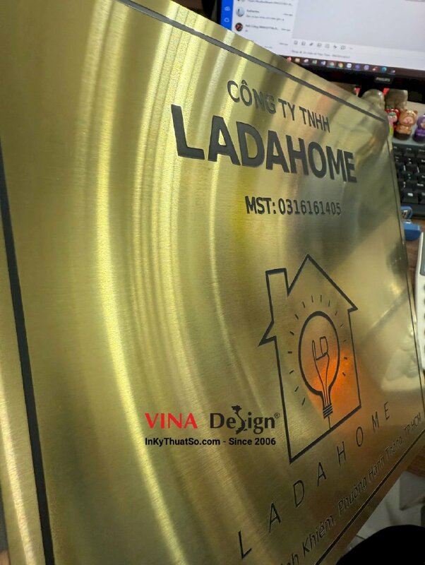 In bảng hiệu công ty nhà máy sản xuất, in UV inox xước màu vàng khắc ăn mòn, đổ màu mực in - INKTS3520