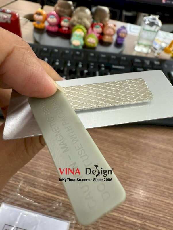In bảng tên nhựa đổ keo gắn nam châm, nhận in số lượng ít - INKTS3521