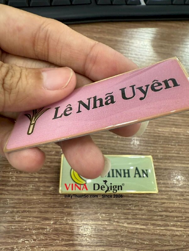 In bảng tên nhựa đổ keo gắn nam châm, nhận in số lượng ít - INKTS3521
