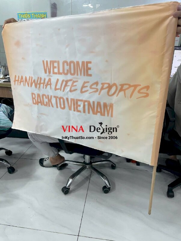 In banner cổ vũ cầm tay roadshow Fan Fest gặp gỡ tuyển thủ Esports Hàn Quốc, dạng cờ silk cán gỗ - INKTS3486