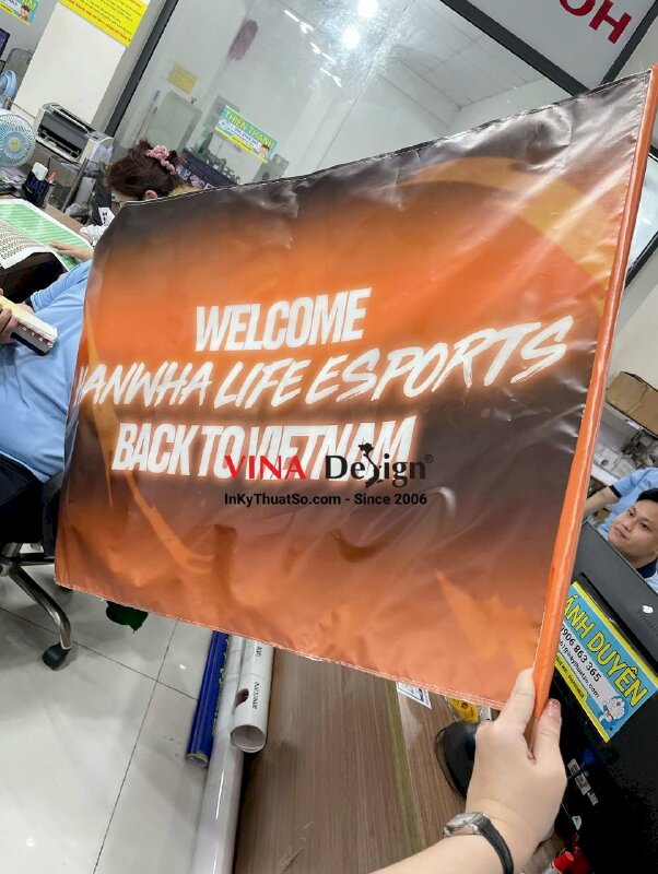 In banner cổ vũ cầm tay roadshow Fan Fest gặp gỡ tuyển thủ Esports Hàn Quốc, dạng cờ silk cán gỗ - INKTS3486
