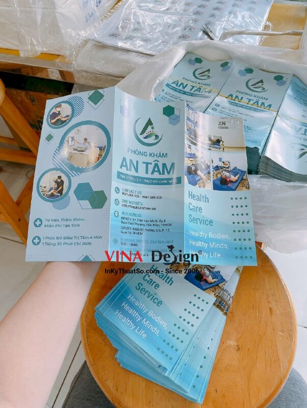 In brochure gấp 3 bảng giá phòng khám vật lý trị liệu - INKTS3493